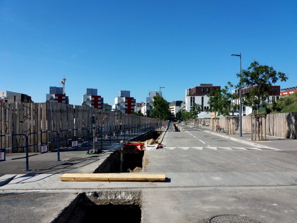 Lyon 7e - Rue Simone de Beauvoir, côté sud depuis la rue des Girondins, tranchée pour le chauffage urbain