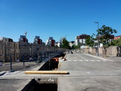 Lyon 7e - Rue Simone de Beauvoir, côté sud depuis la rue des Girondins, tranchée pour le chauffage urbain