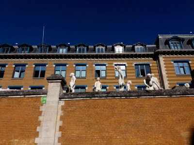 Lyon 8e - Avenue des Frères Lumière, statues dépassant du mur de la Manufacture des tabacs