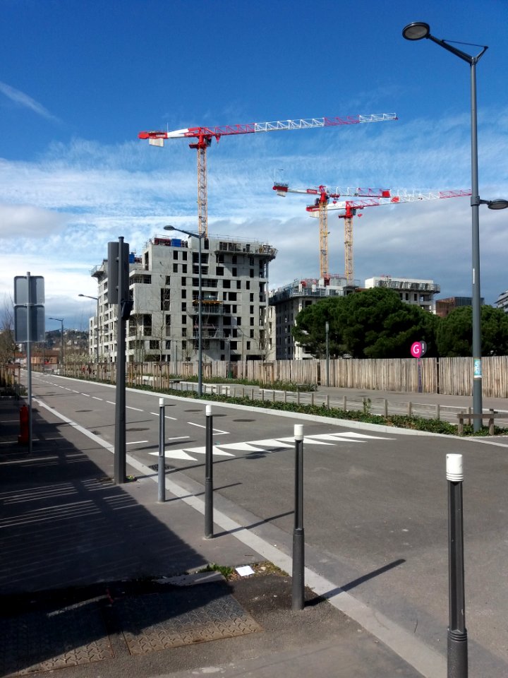Lyon 7e - Rue des Girondins, depuis l'avenue Jean Jaurès, avec vue sur les nouveaux bâtiments