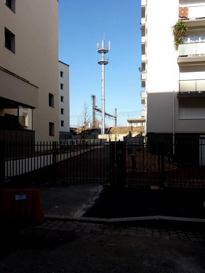 Lyon 7e - Rue Victor Lagrange, relais de téléphonie mobile