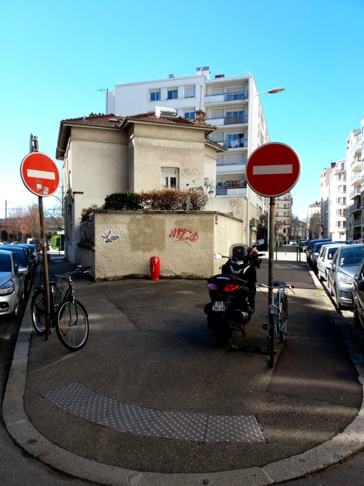 Lyon 7e - Rues Parmentier et Camille Roy, maison à l'angle