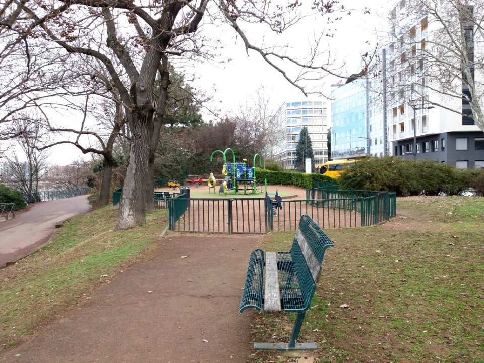 Lyon 7e - Square Leclerc, entre l'avenue Leclerc et le quai du Canada