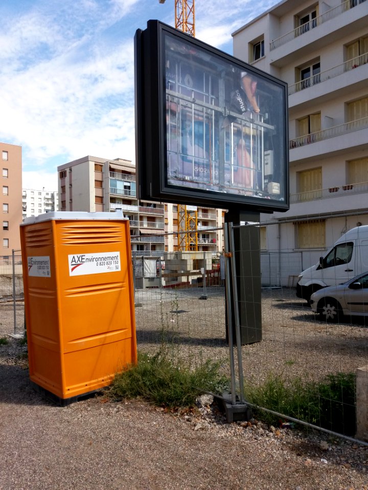 Lyon 8e - Avenue Francis de Pressensé, panneau sans affiche et sanitaire mobile