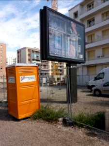 Lyon 8e - Avenue Francis de Pressensé, panneau sans affiche et sanitaire mobile