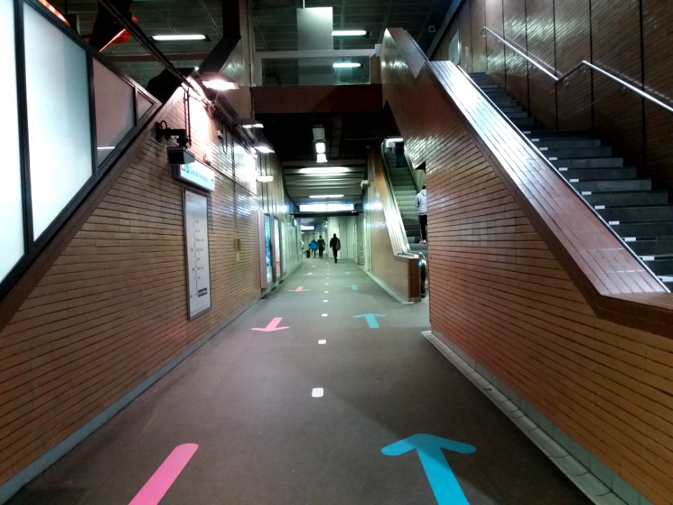 Lyon 7e - Station de métro Saxe-Gambetta, sens de circulation pour le déconfinement