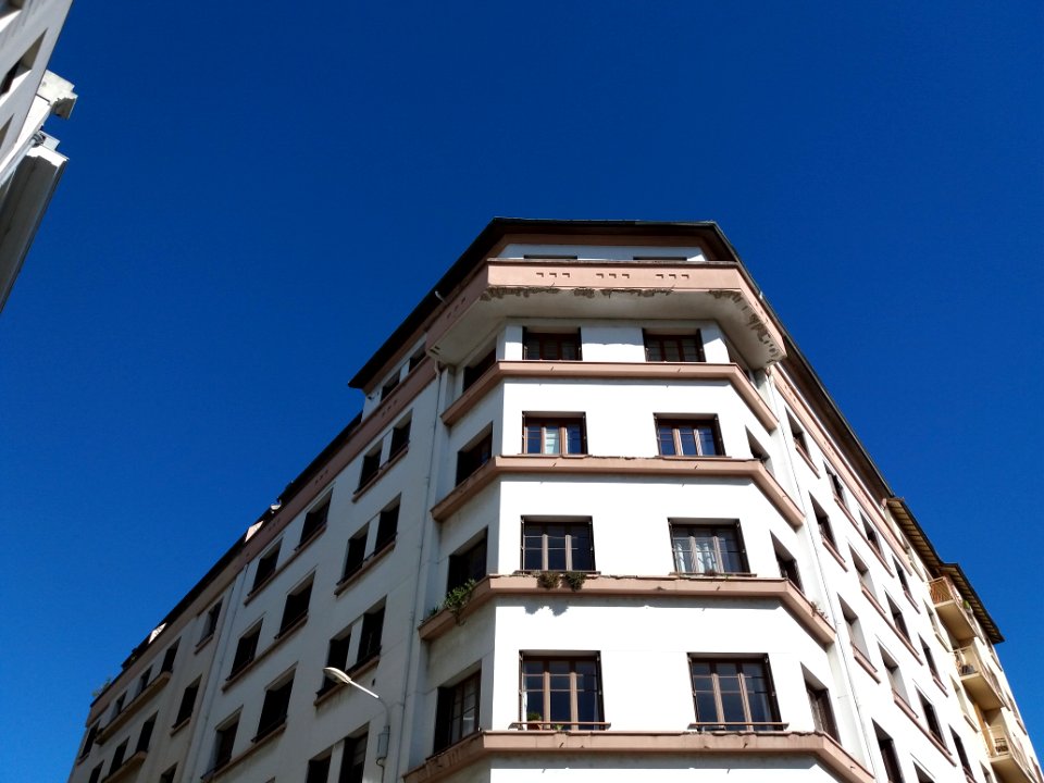 Lyon 7e - Rue Parmentier, haut de l'immeuble à l'angle du la rue Brigadier Voituret