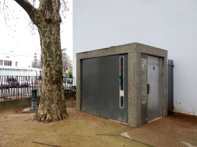 Lyon 7e - Square Monseigneur Alfred Ancel, toilettes et point d'eau