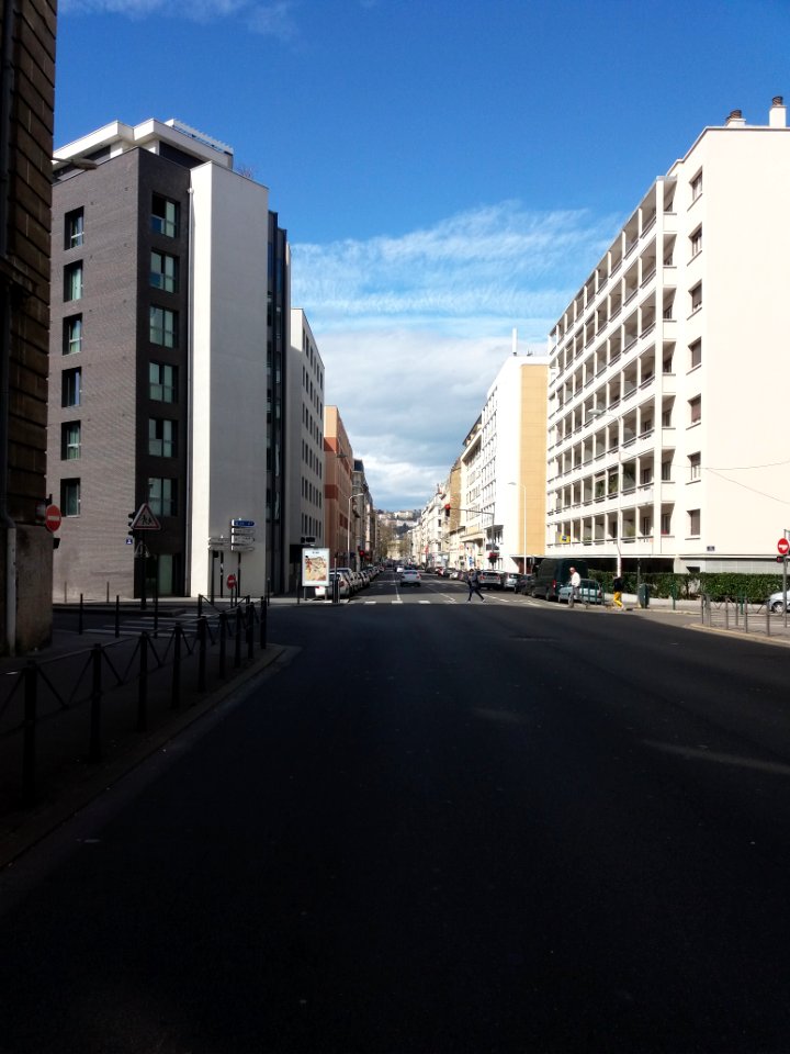 Lyon 7e - Rue Marc Bloch, côté nord-est au croisement avec la rue Domer