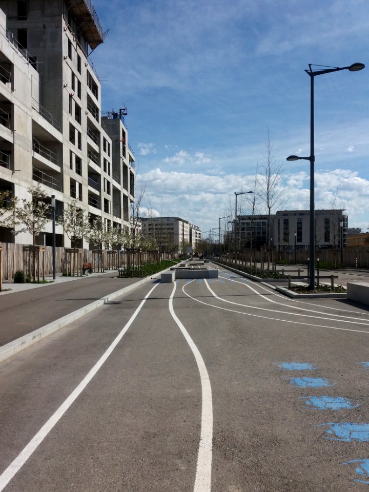 Lyon 7e - Rue des Girondins, depuis la rue Simone de Beauvoir en direction de l'avenue Jean Jaurès