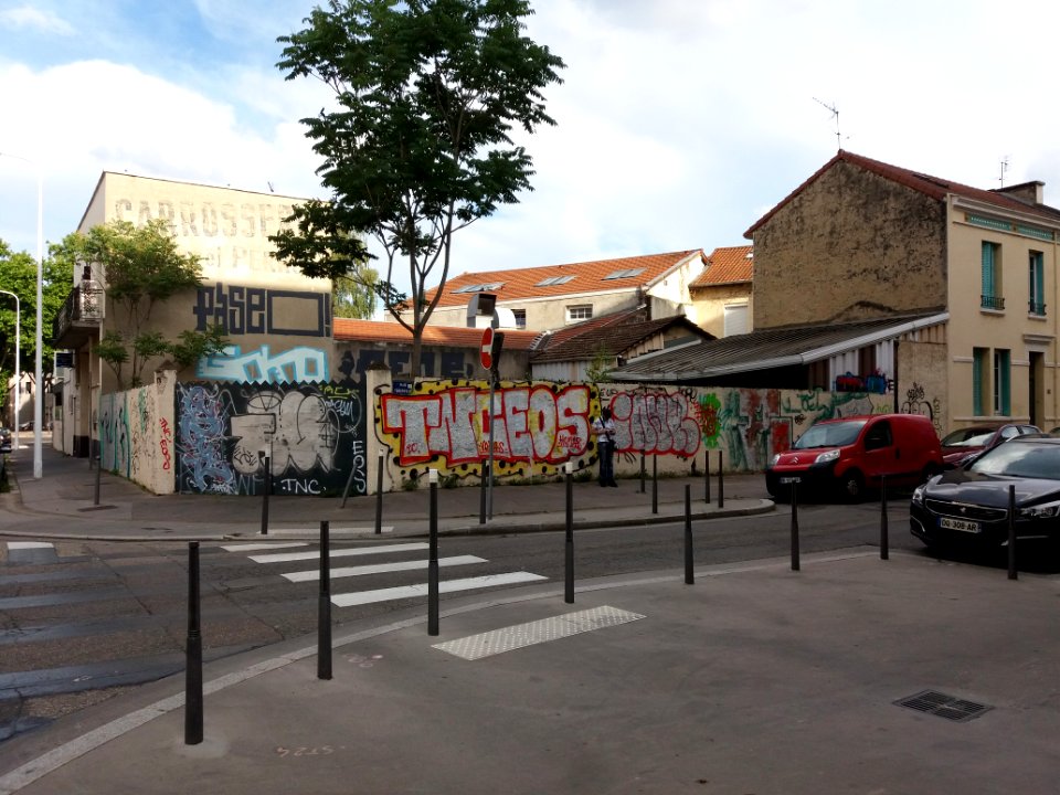 Lyon 7e - Rue Tourville, graffitis à l'angle de la rue du Béguin
