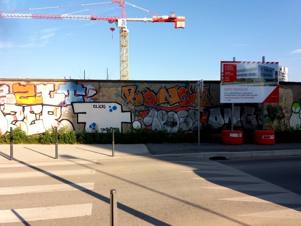 Lyon 7e - Rue Pré Gaudry - Travaux du futur collège Pré-Gaudry - Mur et affiche