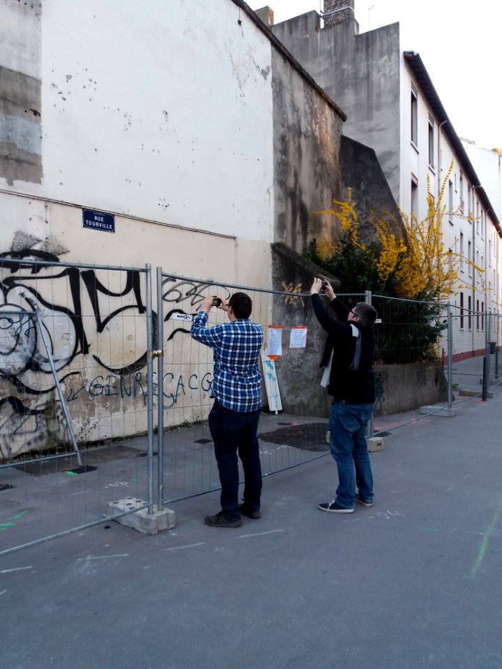 Lyon 7e - Rue Tourville, Sebleouf et Benoît Prieur photographiant la plaque de la rue