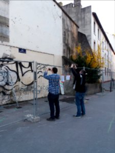 Lyon 7e - Rue Tourville, Sebleouf et Benoît Prieur photographiant la plaque de la rue