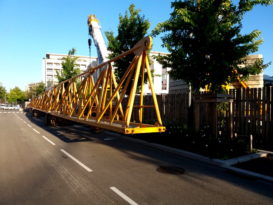 Lyon 7e - Rue des Girondins, installation d'une grue sur la place Antoinette Fouque (3)