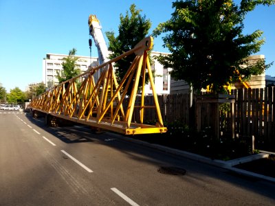 Lyon 7e - Rue des Girondins, installation d'une grue sur la place Antoinette Fouque (3)