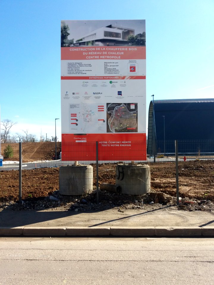 Lyon 7e - Rue Saint-Jean de Dieu, panneau Construction de la chaufferie bois