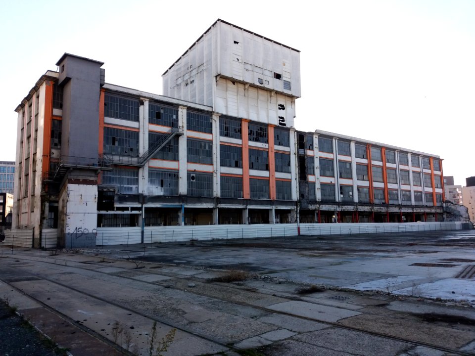 Lyon 7e - Rue Michel Félizat, bâtiment désaffecté qui donne sur le rue des Balançoires
