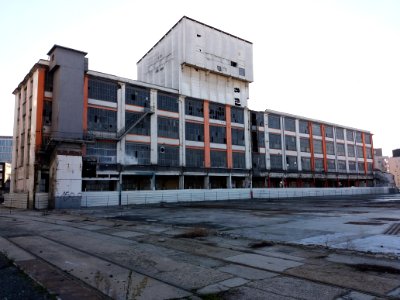 Lyon 7e - Rue Michel Félizat, bâtiment désaffecté qui donne sur le rue des Balançoires
