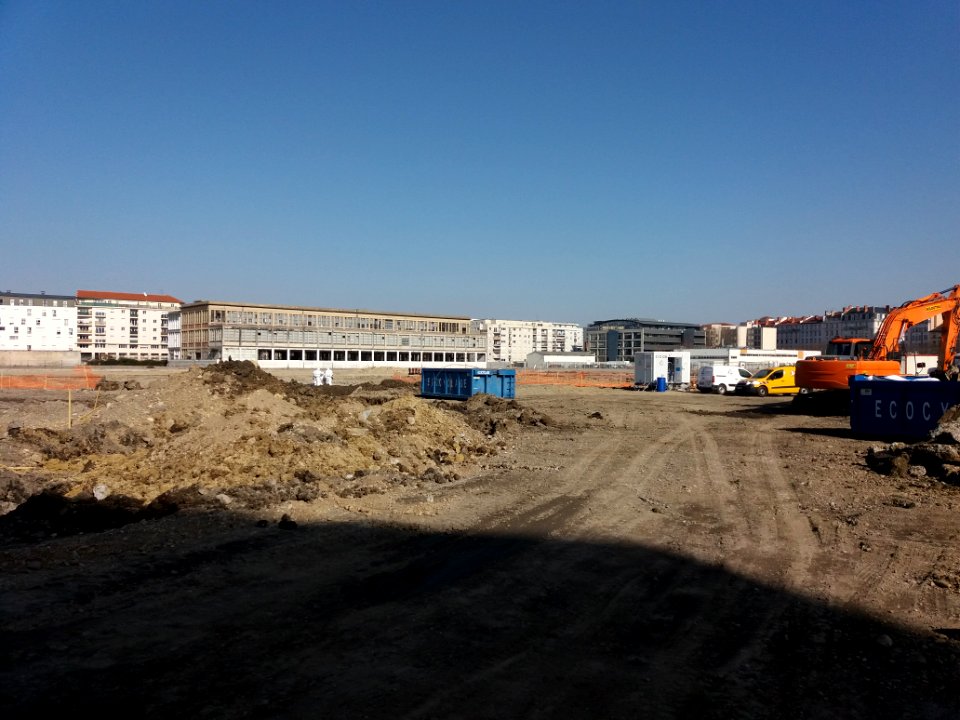 Lyon 7e - Rue Pré Gaudry, chantier, ouvriers en combinaison en train de nettoyer le terrain