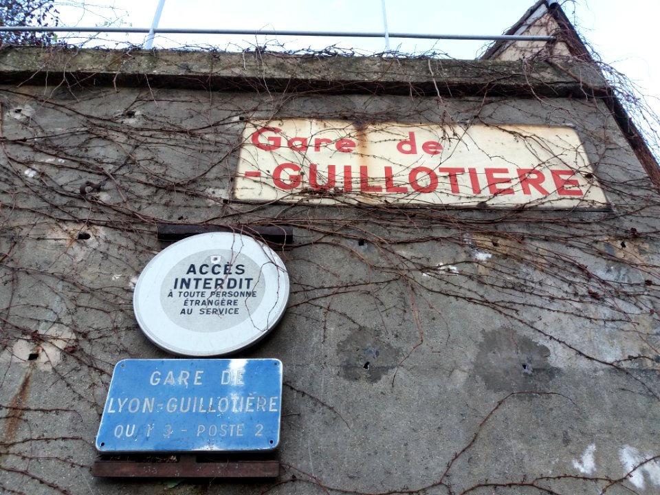 Lyon 7e - Rue Pierre Semard, panneaux Gare de Lyon-Guillotière