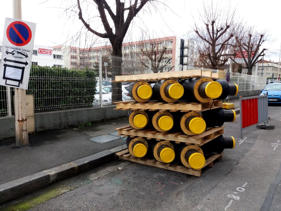 Lyon 7e - Rue Lortet - Tuyaux du chauffage urbain