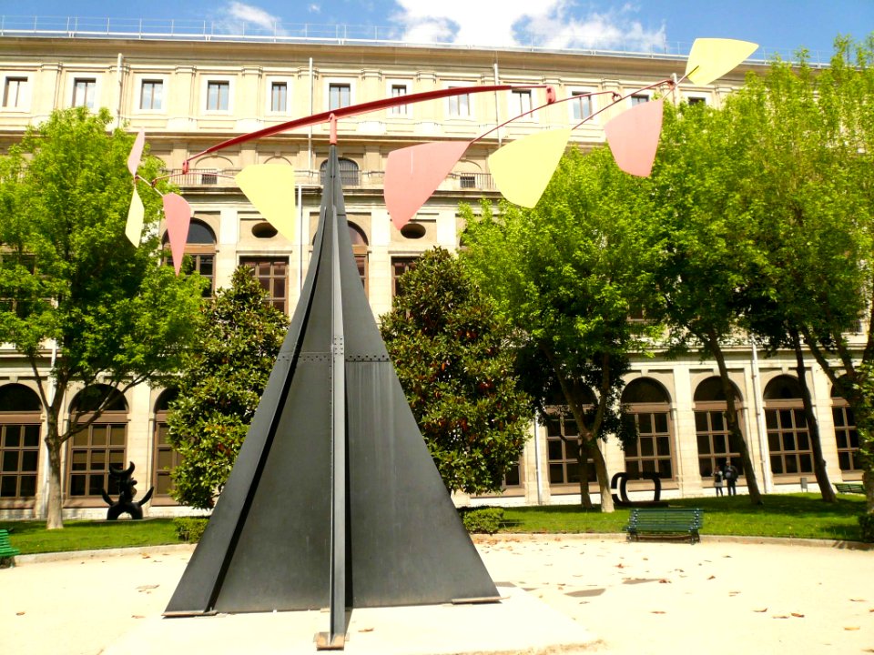 Madrid - Patio del Edificio Sabatini (MNCARS), escultura 'Carmen', de A. Calder