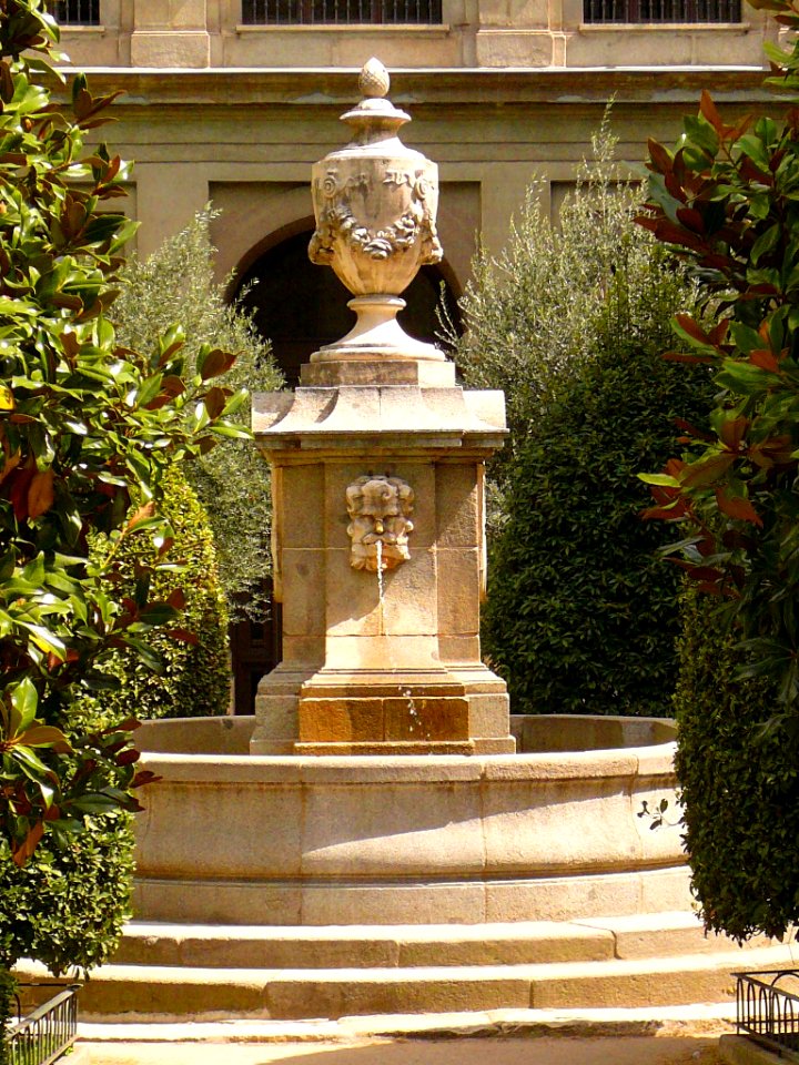 Madrid - Patio del Edificio Sabatini (MNCARS), fuente 4