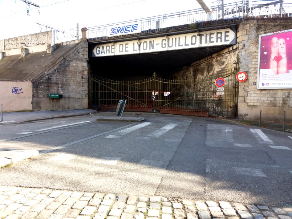 Lyon 7e - Rue Raoul Servant, entrée de la gare de Lyon-Guillotière