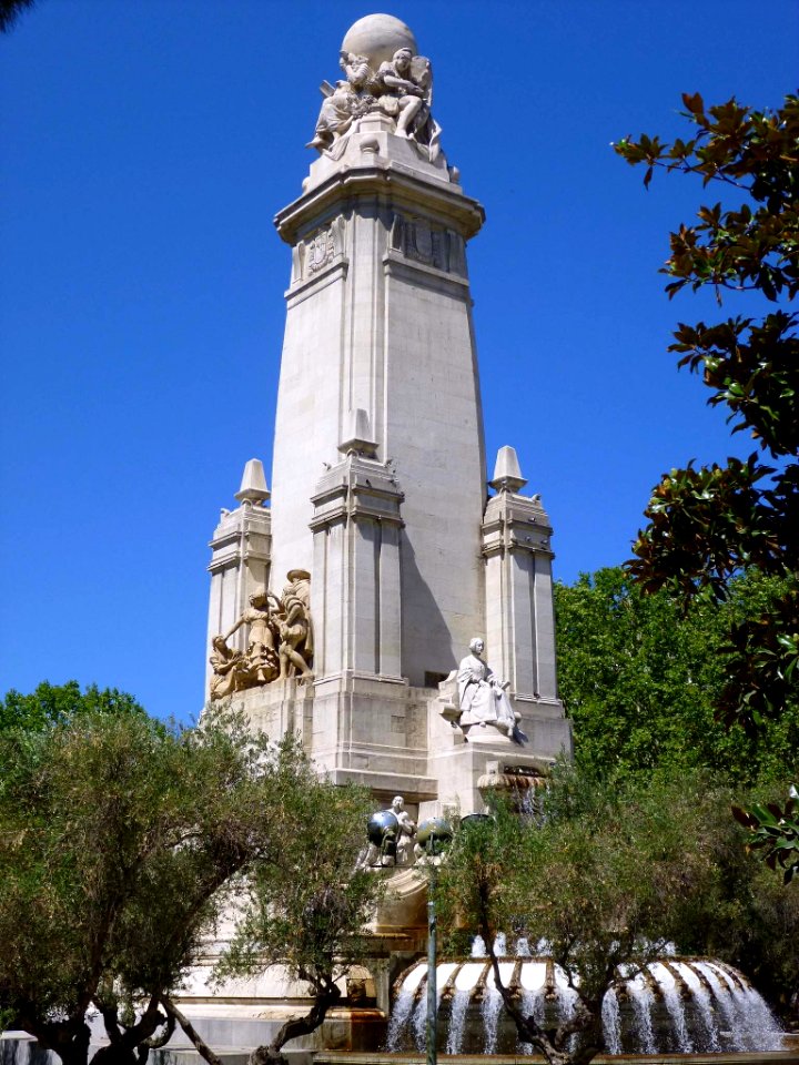 Madrid - Plaza de España, Monumento a Miguel de Cervantes 4