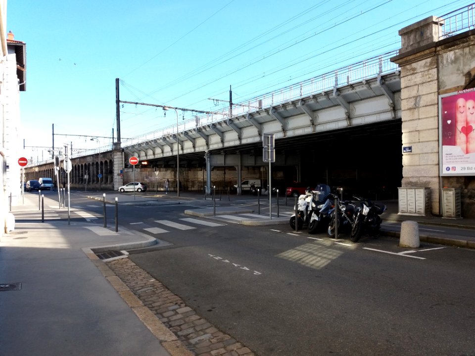 Lyon 7e - Rue Raoul Servant, au niveau du boulevard Yves Farges