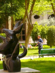 Madrid - Patio del Edificio Sabatini (MNCARS), escultura 'Lunar Bird', de J. Miró