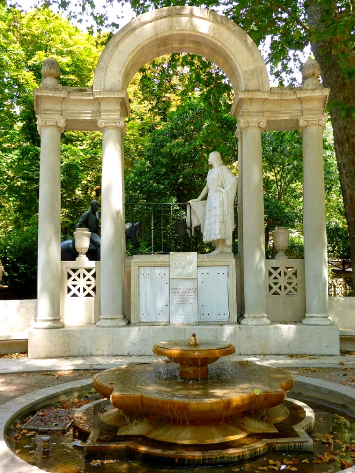 Madrid - Parque del Retiro - Monumento a Serafín y Joaquín Alvarez Quintero