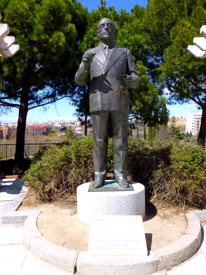 Madrid - Parque Enrique Tierno Galván, Monumento a Enrique Tierno Galván 3