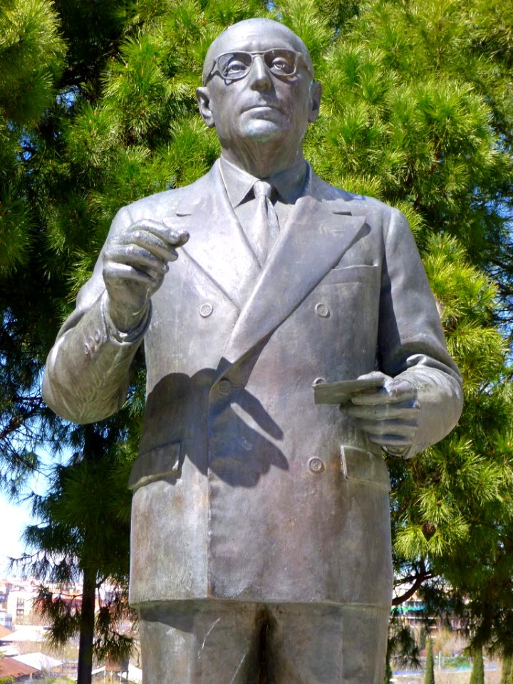 Madrid - Parque Enrique Tierno Galván, Monumento a Enrique Tierno Galván 4
