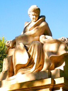 Madrid - Monumento a la Condesa Emilia Pardo Bazán 2