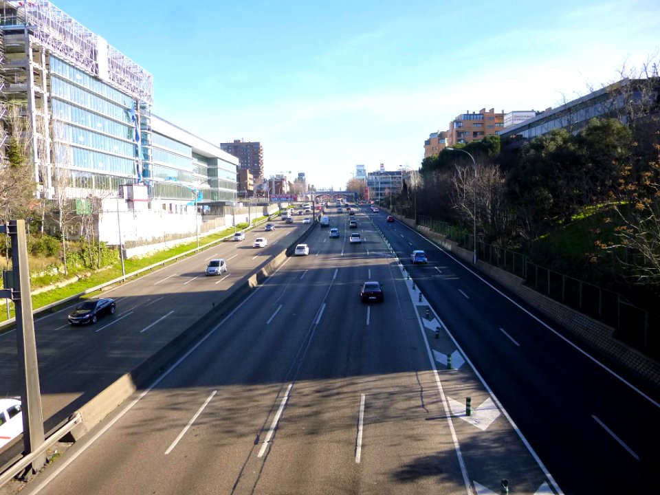 Madrid - La A-2, desde el puente que une los barrios de San Pascual y San Juan Bautista