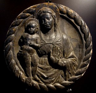 Madonna and Child, Ligurian, first half of the 16th century, stone tondo - Museo Diocesano (Genoa) - DSC01401
