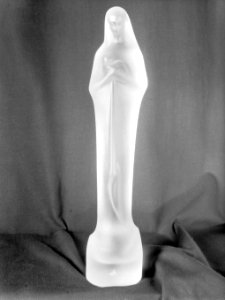 Madonna met kind. Beeld van persglas van de Glasfabriek Leerdam, ontworpen door , Bestanddeelnr 190-0692