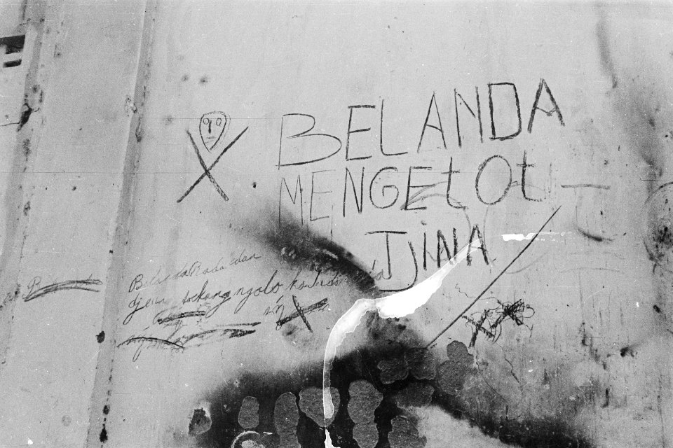 Madjalengka Grafitti op een muur Belanda mengetot Tjina, Bestanddeelnr 332-4-1