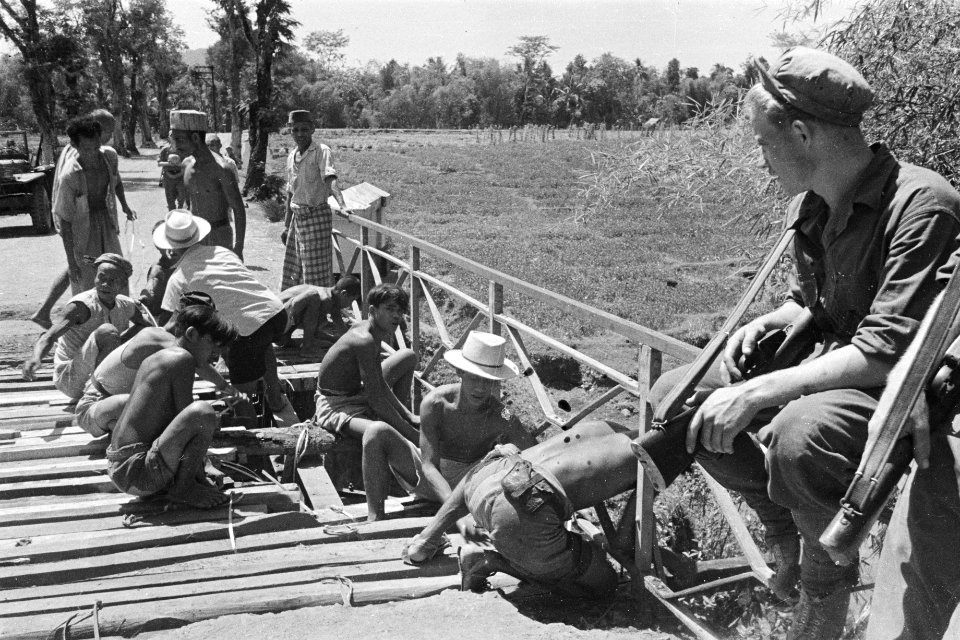 Madjalengka Ook na het Staakt het vuren heeft de TNI de vernielingen voortgez, Bestanddeelnr 332-6-1