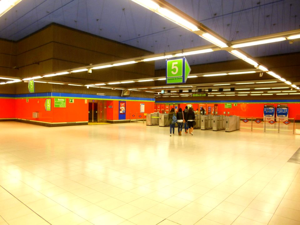 Madrid - Estación de Metro de El Capricho 3