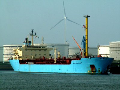 Maersk Radiant at the Calland canal, Port of Rotterdam, Holland 23-Apr-2006