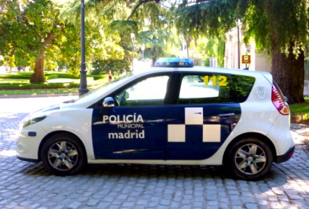 Madrid - Vehículo de la Policía Municipal de Madrid en el Paseo del Prado