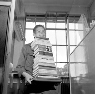 Magazijnjongen met deel van het uitgavenaanbod, Bestanddeelnr 254-5288