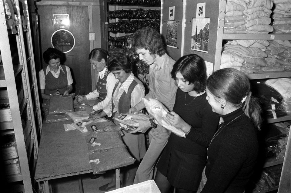 Magazijn van De Bijenkorf Prijsverlaging vanwege de revaluatie van de gulden, Bestanddeelnr 926-7052