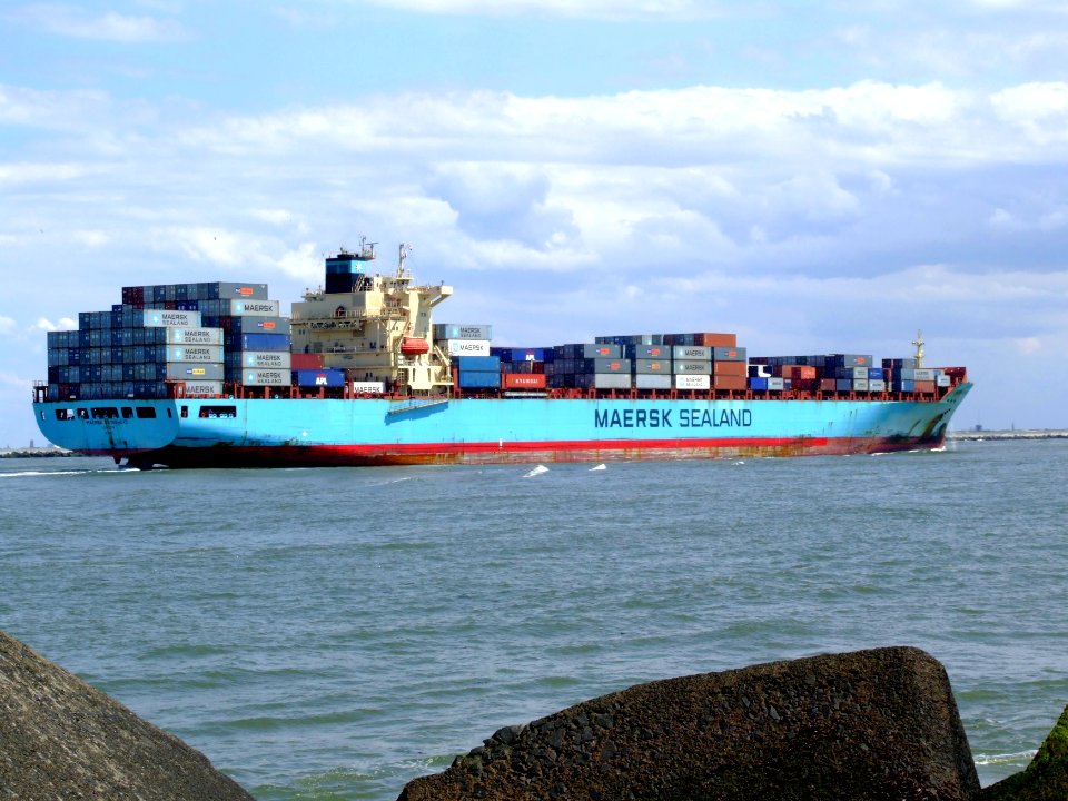 Maersk Gateshead p09 approaching Port of Rotterdam, Holland 08-Jul-2007