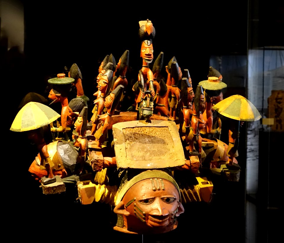 Magbo mask, Yoruba, Nigeria, 1800s, wood, textiles, metal, sequins, color - Rautenstrauch-Joest-Museum - DSC00300