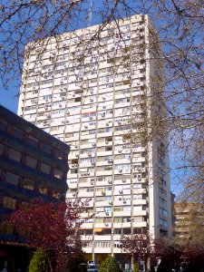 Madrid - Edificio en la Avenida General Perón, 32 (1)