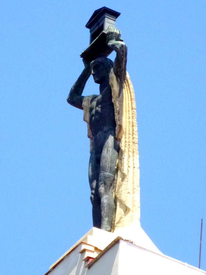 Madrid - Estatua de Victorio Macho coronando el edificio de Gran Vía 60